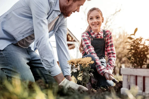 Sonriente hija de pelo largo ayudando a su impresionante padre — Foto de Stock