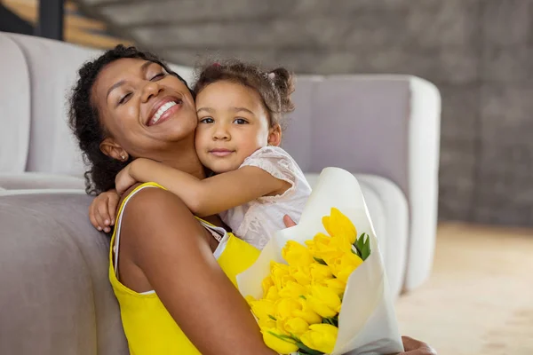 Atractiva chica morena acariciando a su joven madre — Foto de Stock