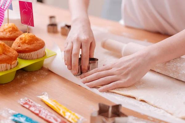 Foto focada em mãos femininas que fazem biscoitos — Fotografia de Stock