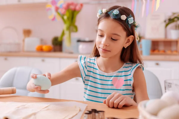 かわいいの小さな女性が台所で焼き菓子での作業 — ストック写真