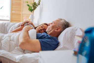 Sakallı koca çekici sevgi dolu karısı uyku