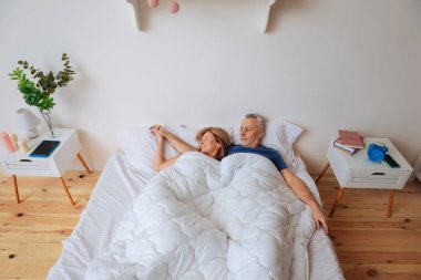 Seven sarışın karısı kocası omzuna yaslanmış