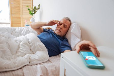 Sakallı işadamı erken e-posta aldıktan sonra uykulu hissediyorum