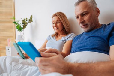 Onların tablet kullanarak Internet bağımlısı işadamları birkaç