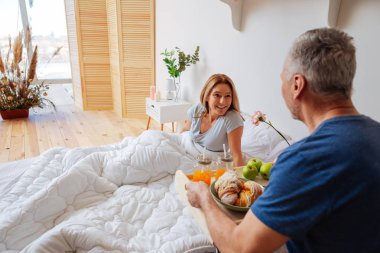 Karısı kocası sabah kruvasan ve suyu getiren bakarak