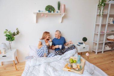 Kaç sabah yatakta kahve içme ve konuşmayı