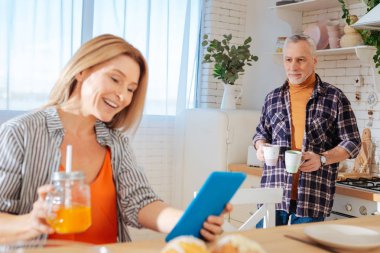 Karısı için taşıma iki bardak sabah kahve ile kocası