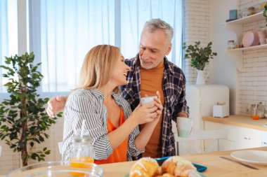 Duygusal karısı bakım destekleyici kocasına konuşuyor