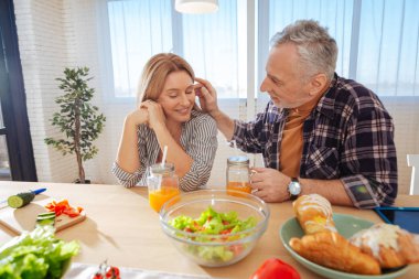 Sakallı koca eşi saç dokunmadan Bakımı