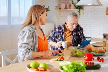 Yemek salata ve haber okuma sırasında yoğun duygu işadamları