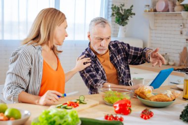Gri saçlı yatırımcı e-posta aldıktan sonra ilgili duygu