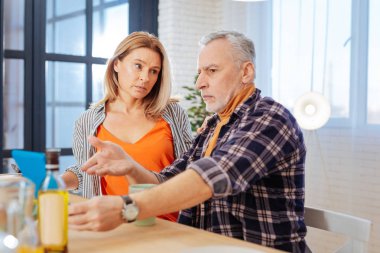 E-posta okuduktan sonra el izle duygu kızgın giyen adam