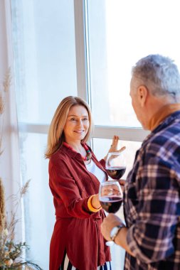 Kırmızı şarap kocasından alarak sarışın karısı