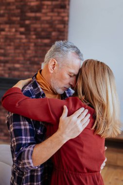 Gri saçlı koca iyi harcama akşam eşi ile duygu