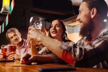 İki Genç çiftler barda bira ile kendi gözlük demir