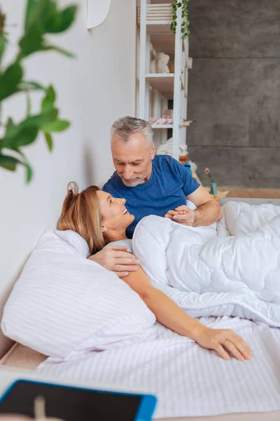 Casal de empresários desfrutando sua manhã em casa — Fotografia de Stock