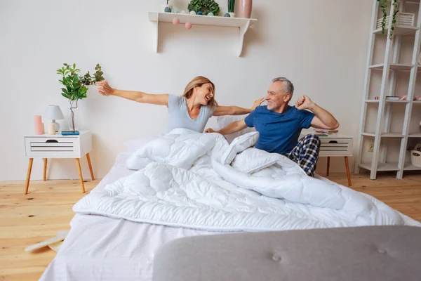 Pareja despertando en la mañana en el dormitorio de luz — Foto de Stock