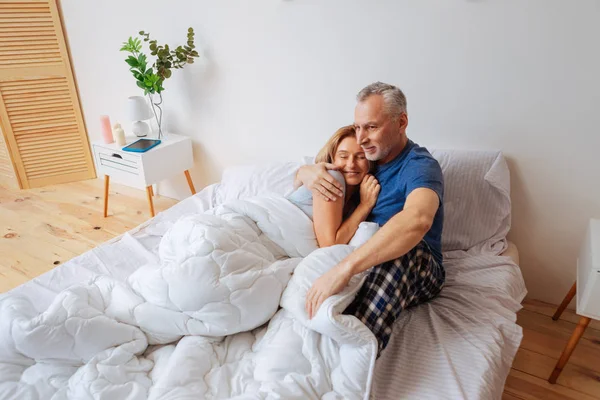 Mulher feliz sentindo-se protegida com seu homem carinhoso — Fotografia de Stock