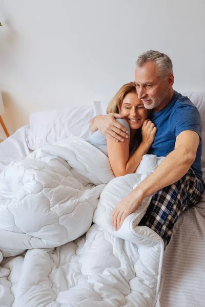 Empresários sentindo relaxado refrigeração na cama pela manhã — Fotografia de Stock