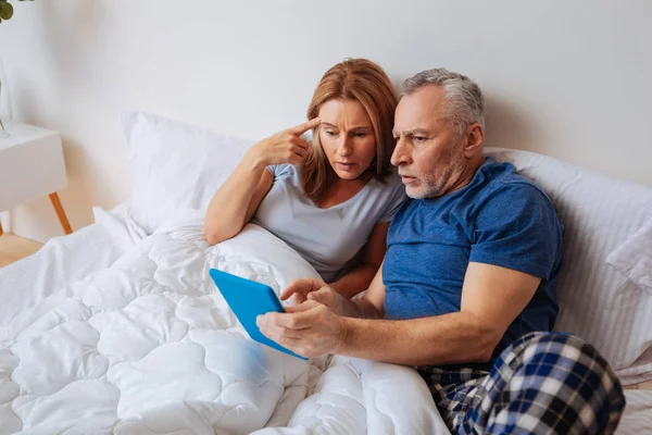Дружина і чоловік після прочитання політичних новин на планшеті — стокове фото