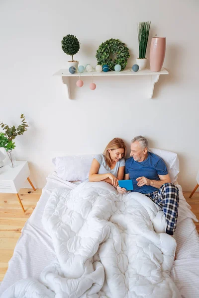 Los padres que tienen chat de vídeo con los niños en el dormitorio — Foto de Stock