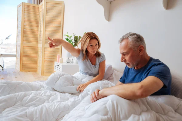 Boze vrouw vragen van haar man te gaan uit de buurt van de slaapkamer — Stockfoto