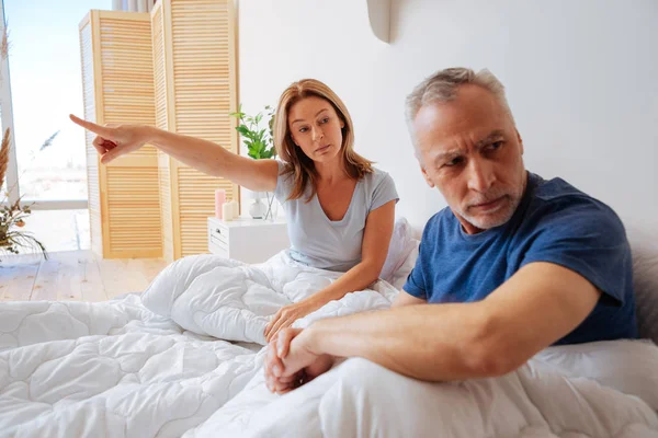 Esposo no escuchar a su esposa emocional categórica — Foto de Stock