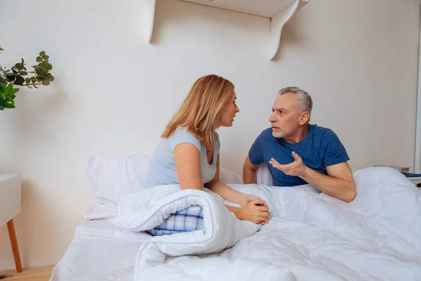 Ondernemers hebben ruzie over het delen van de familie geld — Stockfoto