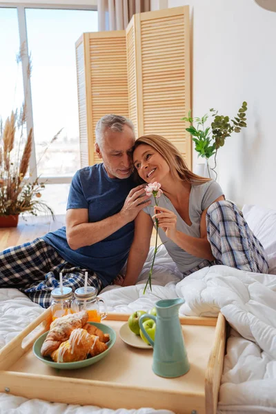 Esposa apoyada en el hombro de su marido desayunando en la cama — Foto de Stock