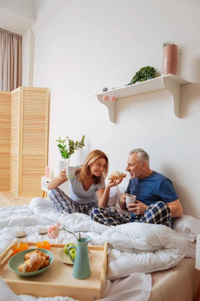 Affärsmän som njuter av helgen morgon med frukost i sängen — Stockfoto