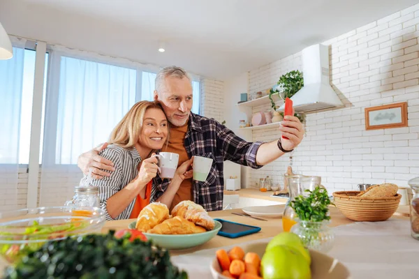 Affärsmän att göra foto efter att ha ätit croissanter med kaffe — Stockfoto