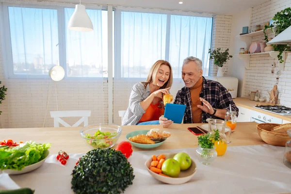 Strålande par ha kul medan du njuter av frukost — Stockfoto