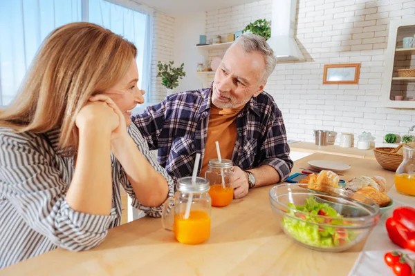 Fürsorglicher bärtiger Ehemann mit Blick auf seine attraktive schöne Frau — Stockfoto