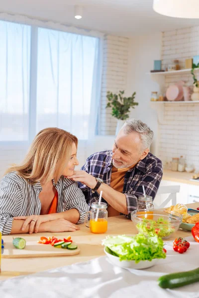 Aantal ondernemers genieten van hun ochtend in het weekend — Stockfoto