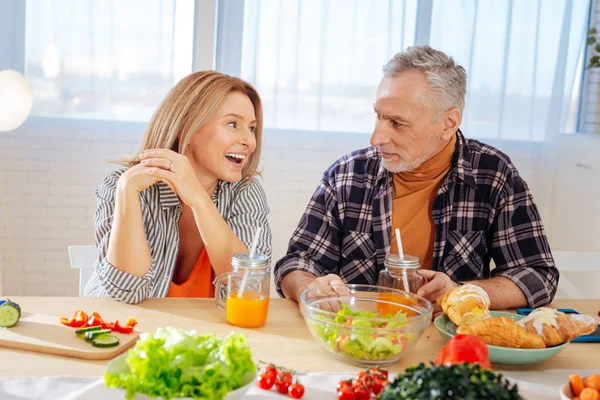 Coppia leader stile di vita sano mangiare insalata e bere succo di frutta — Foto Stock