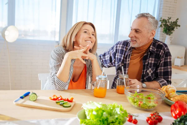 Coppia di uomini d'affari che parlano dopo aver cucinato insalata di verdure — Foto Stock