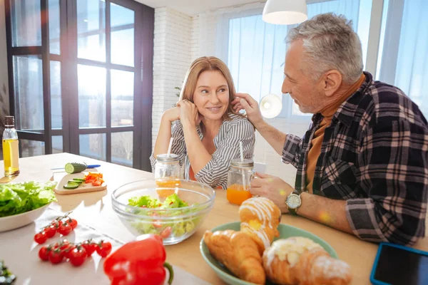 Gli uomini d'affari si sentono sollevati e riposati facendo colazione insieme — Foto Stock