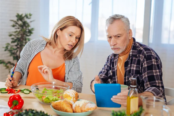 Дружина готує салат відчуття стурбованості після чути новини — стокове фото
