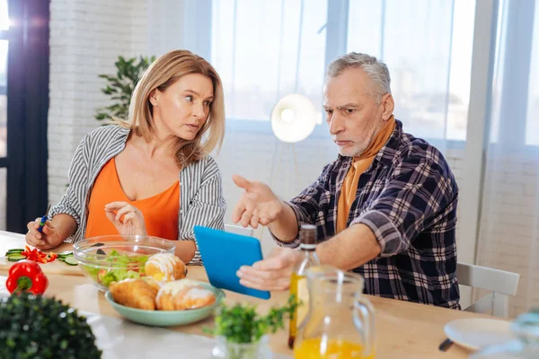 Businessman feeling furious after receiving e-mail from colleague — Stock Photo, Image