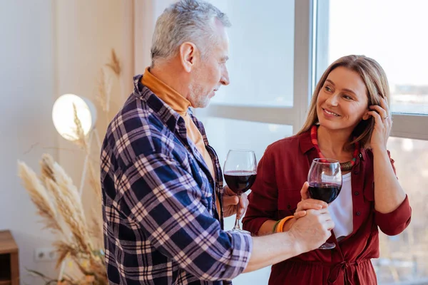 Schöne Frau trägt schöne Halskette Wein trinken mit Mann — Stockfoto