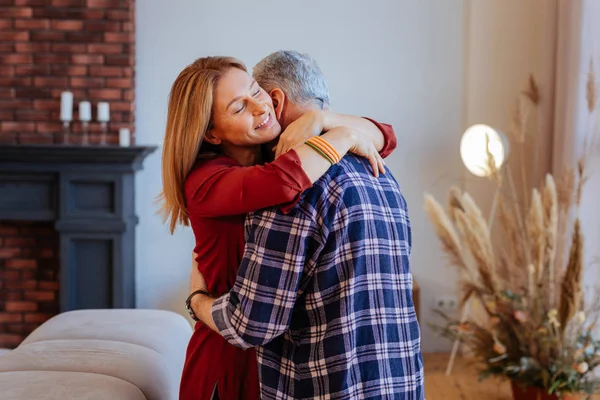 Grato radiante esposa abraçando seu marido amoroso de apoio — Fotografia de Stock