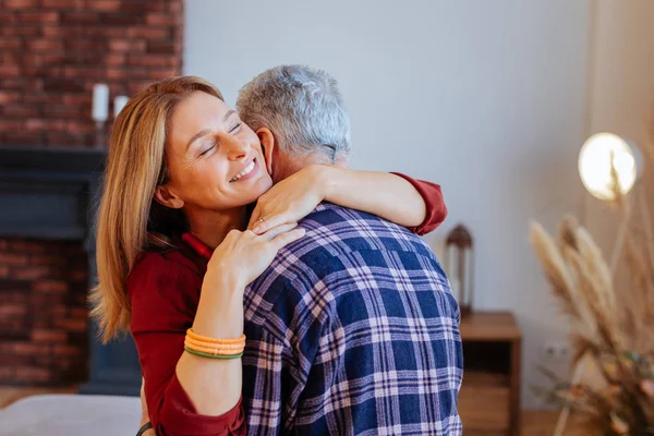 Stralend aantrekkelijke vrouw gevoel memorabele knuffelen man — Stockfoto