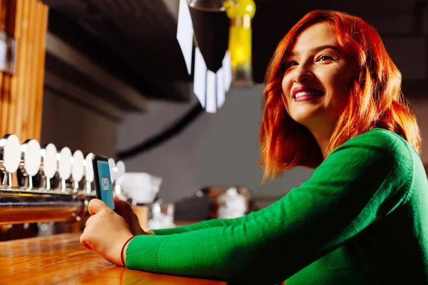 Novia radiante esperando a su novio en el bar — Foto de Stock