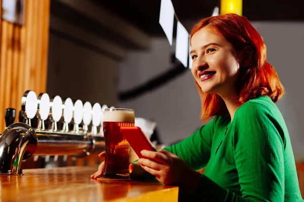 Γυναίκα που πίνει μπύρα στο μπαρ και γραπτών μηνυμάτων το φίλο της — Φωτογραφία Αρχείου