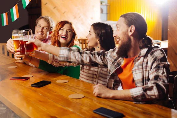 Compañía de dos parejas que se sienten increíbles celebrando el viernes juntos — Foto de Stock