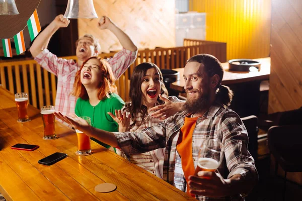 Personalidades sentindo-se verdadeiramente emocional enquanto assiste futebol no pub — Fotografia de Stock