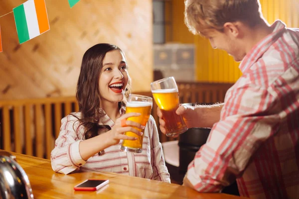 Mujer con blusa rayada bebiendo cerveza con novio — Foto de Stock