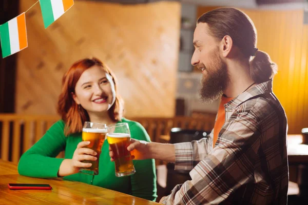 Homme barbu buvant de la bière avec sa femme gaie — Photo