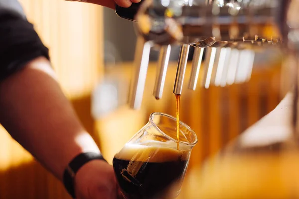 Gros plan de bière noire de qualité avec de la mousse dans le verre — Photo