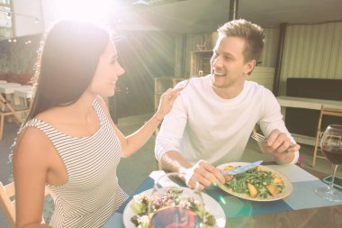 Genç yakışıklı harcama zaman birlikte restoranda Çift